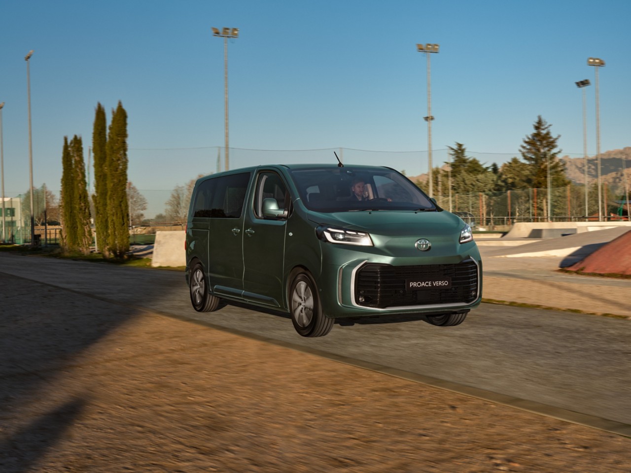 Un Toyota Proace su una lunga strada di campagna