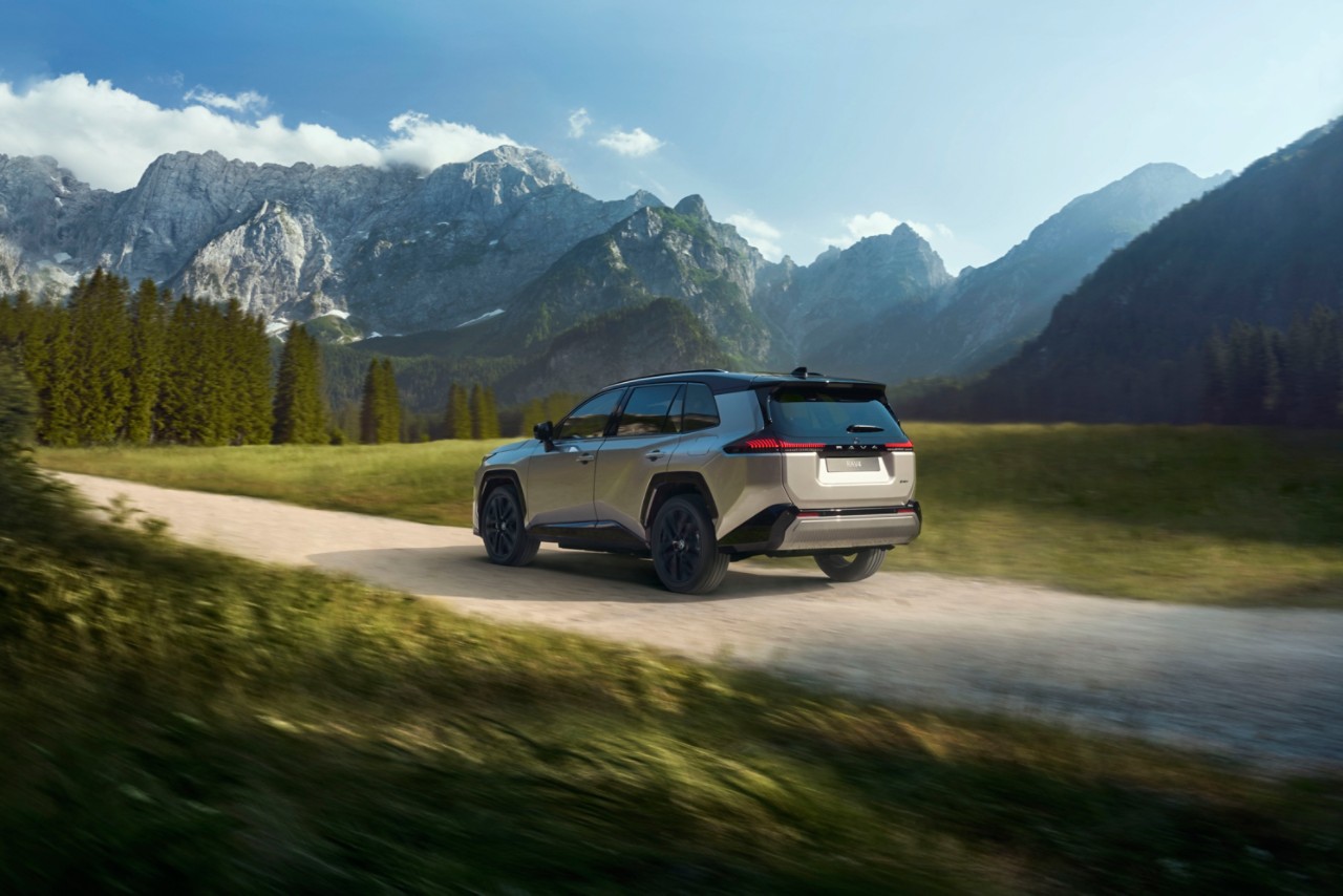 Una Toyota RAV4 attraversa un paesaggio montano
